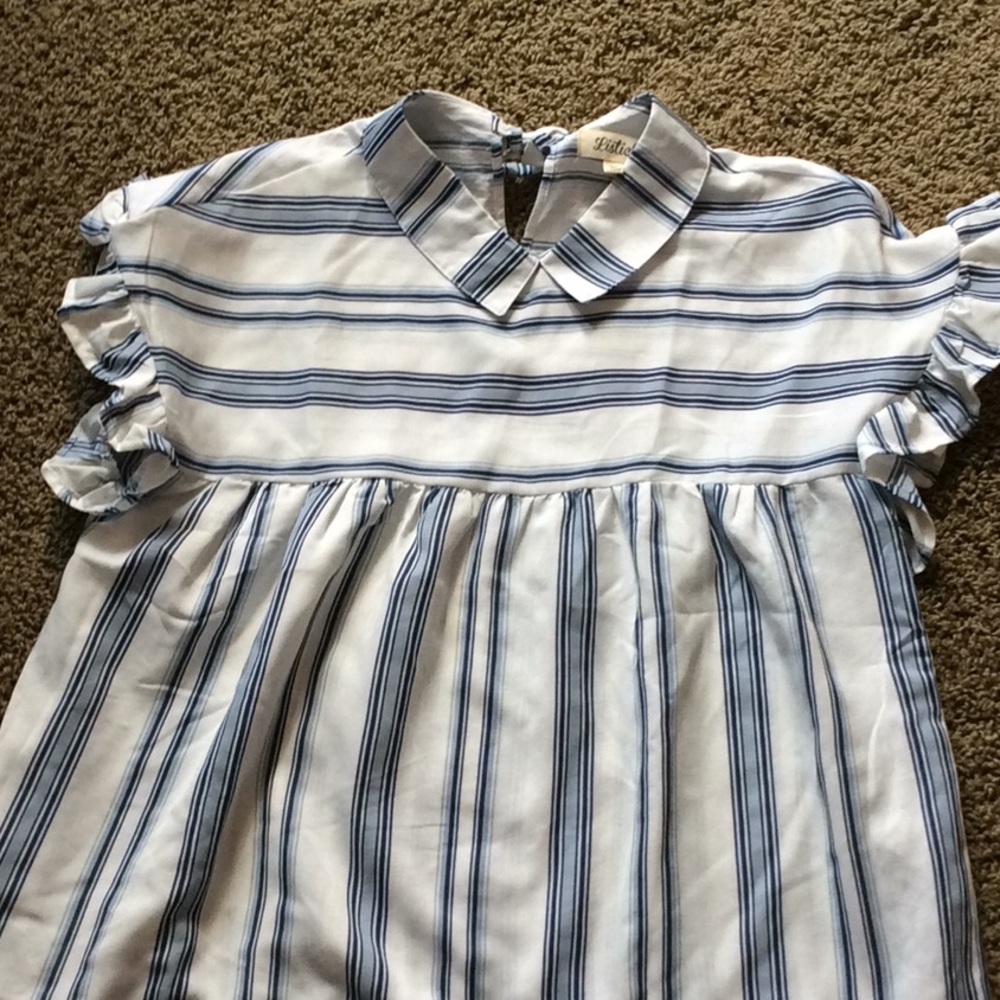 Darling Peter Pan collared top!